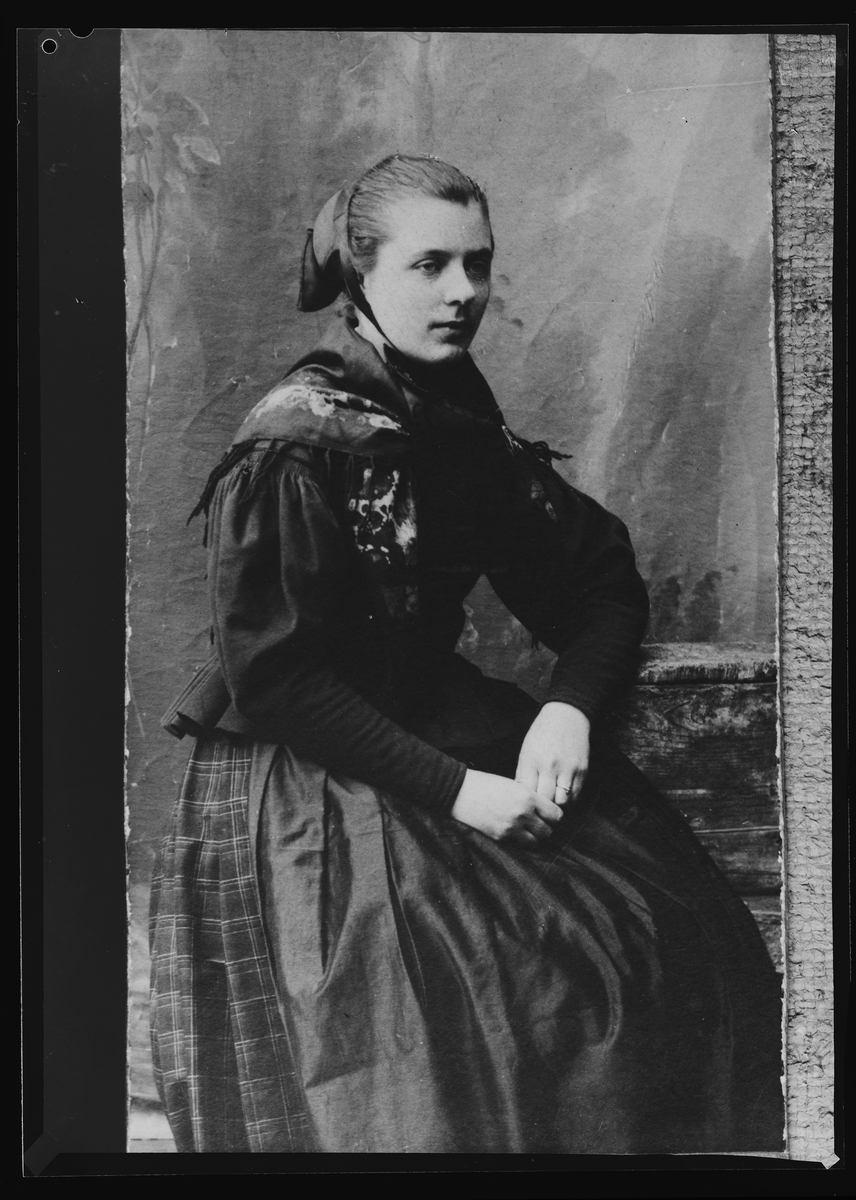 Portrett kvinne, 3/4 figur