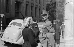 Soldat og kvinne i Universitetsgata under frigjøringsdagene 