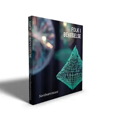 Omslagsbilde på utstillingskatalog for utstillingen Folk i bevegelse, bildet viser kunstinstallasjon med objeker som ser ut som maritime organismer.