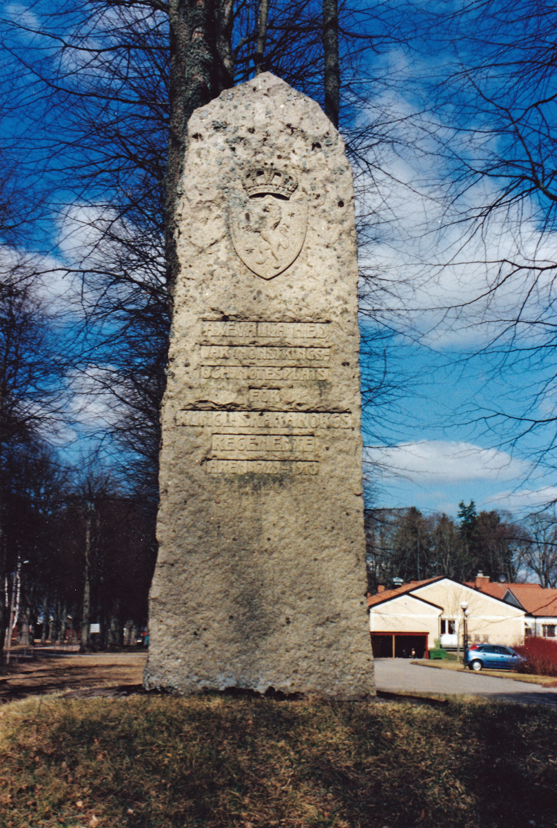 Skaraborgs regementes minnessten från 1913 vid Axevalla hed i maj 2003