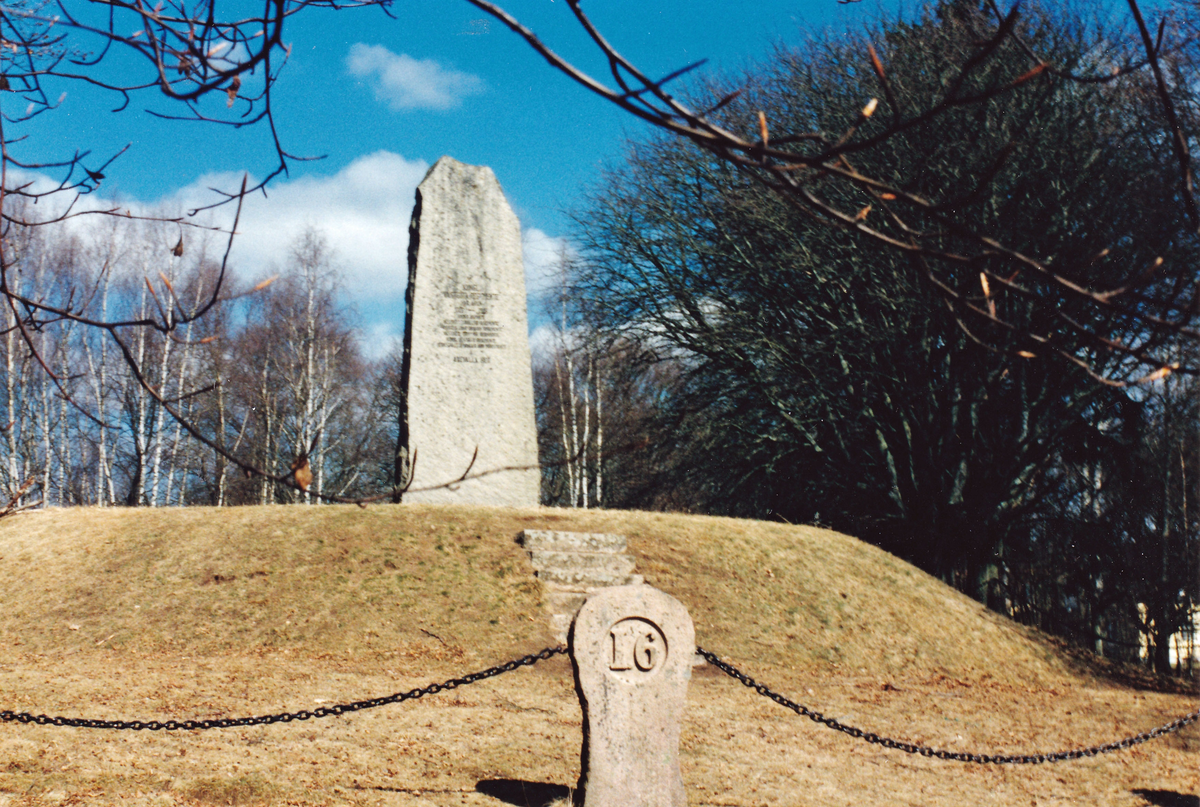 Västgöta regementes minnessten från 1916 vid Axevalla hed i maj 2003