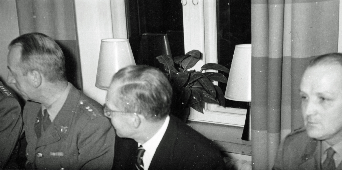 Underofficersmässen P 4 1960. Behlin, okänd och Assar Heneskog