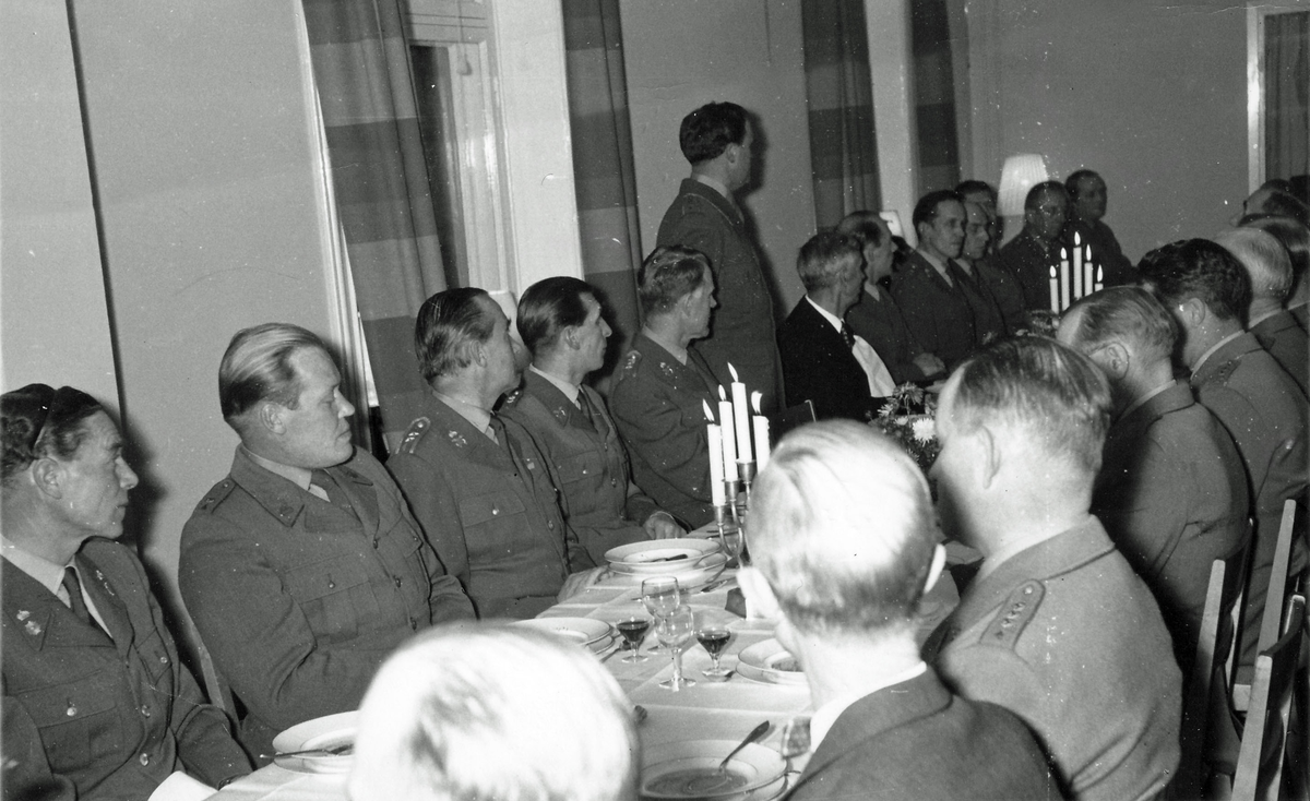 Underofficersmässen P 4 1960. Hyltén-Cavallius, Sven marklinder, Gösta Frykman, Stig Thorsell, Hans Malmgren, K-E Larsson stående, Valter Sundström, Olle Darheden, Sten Sundblad och oidentifierbara