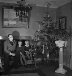 Jag, Eva och Mary vid julgranen