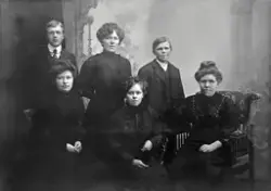 Gruppebilde av familien Petter Jensens barn. Nes, Rolvsøy, c