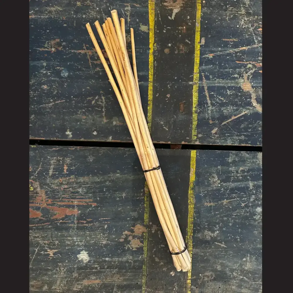 Ein visp laga av bjørk med ståltrå rundt