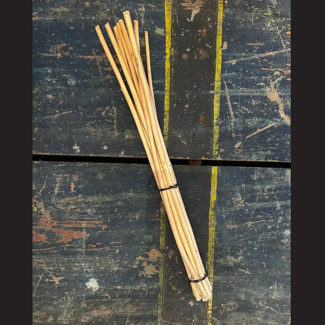 Ein visp laga av bjørk med ståltrå rundt