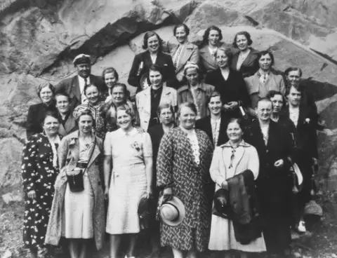 Kvinneforening fra Rolvsøy på tur? Når og hvor? Mann i bakgrunnen er sjåfør?