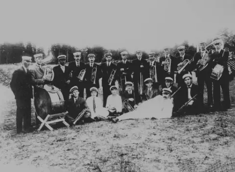 Hauge Musikkorps fra Rolvsøy  med sin dirigent ca. 1900.