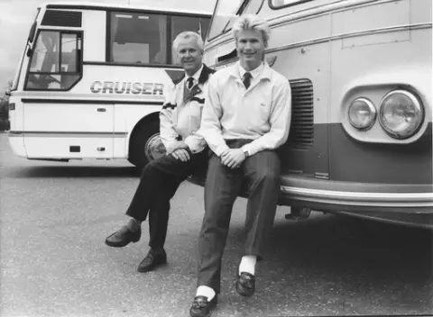 Eiere av Glombuss i Tune. Til høyre Thor Anders Hansen.