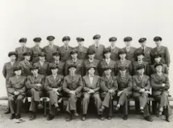 Gruppebilde av bussjåfører i uniform, med eier (disponent) i