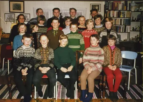Gruppebilde, skoleklasse? i privat hjem?  Rolvsøy.