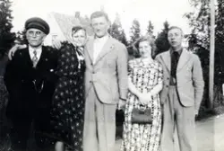 Gruppebilde, gjeng på spasertur. Ukjent sted Rolvsøy.