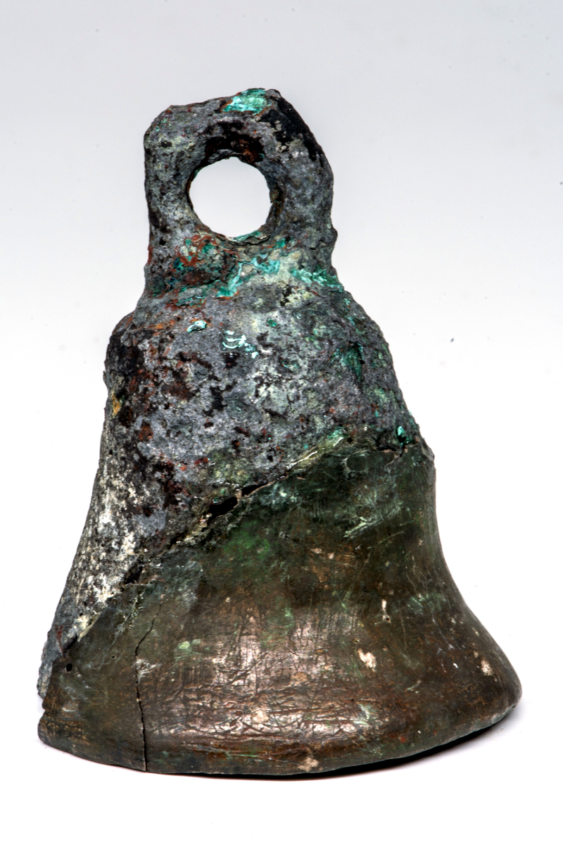 Klocka av malm. Kläppen saknas.