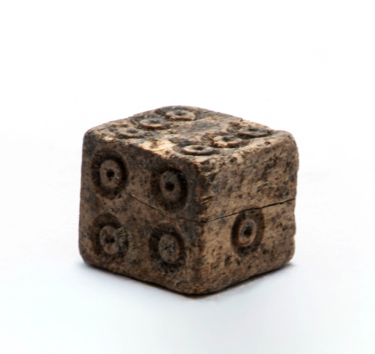 Materialet omfattar 1138 fyndnummer, däribland ca 25 mynt vilka har översänts till SHM / KMK. Dessutom finns onumrerade, 85 liter djurben.

Keramik, järn och cu-leg,  mm är alla av ett varierat slag, och är sådant som kan förväntas ifrån hög- och senmedeltida stadslager.

Fyndlista finns, men ingen rapport är tillgänglig i Varberg.

Materialet omfattar 42 backar: varav keramik och tegel mm 10 backar, metallfynd 14 backa , prover 1 back, djurben 17 backar. Allt är i god ordning. Endast enstaka järnföremål är konserverade.

Mynten saknas, eventuellt kvarligger de på KMK.