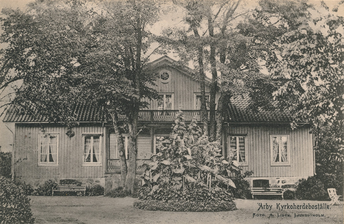 På vykortet står det "Arby Kyrkoherdeboställe. Foto A Lidén Ljungbyholm"