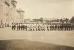 Smålands artilleriregemente, A 6. Regementets 25-årsjubileum. Regementets personal med gäster uppställda på kaserngården. Foto från år 1920.