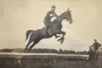 Smålands artilleriregemente, A 6. Regementets 25-årsjubileum. Hästhoppning. Löjtnant T Melander. Foto från år 1920.