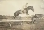 Smålands artilleriregemente, A 6. Regementets 25-årsjubileum. Hästhoppning. Underlöjtnant A Stuart. Foto från år 1920.