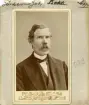 Porträtt av Johan Jönsson. Bördig från Lund kom han till Linköping 1864 för anställning hos boktryckare Carl Fredrik Ridderstad. År 1873 flyttade han till Norrköping för att sedermera starta eget tryckeri. Gift med Josefina Maria Thulin. Foto omkring 1880.
