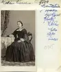30-åriga Carolina Sandström porträtterad år 1870. Sannolikt i någon av Norrköpings tidiga ateljéer. Från 1865 boende i Östra Stenby öster om staden och där en central person som hustru till församlingens komminister och sedermera kyrkoherde, Knut Kalén. De hade gift sig på dagen för Carolinas 24-årsdag år 1864 och vid tiden för bilden hunnit få fyra barn. Barnaskara skulle komma att fördubblas under makarnas långa äktenskap.