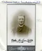 Märkt av jordbrukets knog men ännu lång tid att leva ser vi brukaren Oscar Karlsson. Här porträtterad i Linköping något av 1900-talets första år. Vid tiden i 60-årsåldern och tillsammans med hustrun Lovisa Jacobsdotter brukare i Gäckilsbo i Nykil. Dit hade de kommit 1886 och där skulle de bli kvar till Oscars bortgång 1929.