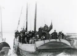 Motorskutan TRIINA fylld med estniska flyktingar på väg till