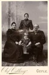 Porträtt av familjen Karl Westling (enligt text i album).