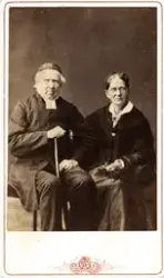 Porträtt av en äldre präst och prästfru.