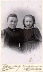 Porträtt av en kvinna och ett barn.