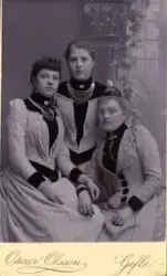 Grupporträtt av tre kvinnor.