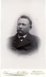 Porträtt av Olof Leonard Hillstedt. Född i Gävle 1849. Avled