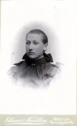 Porträtt av ung kvinna.