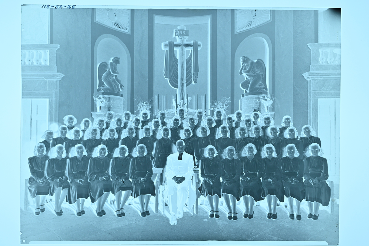 Flickskolans konfirmander i Domkyrkan.