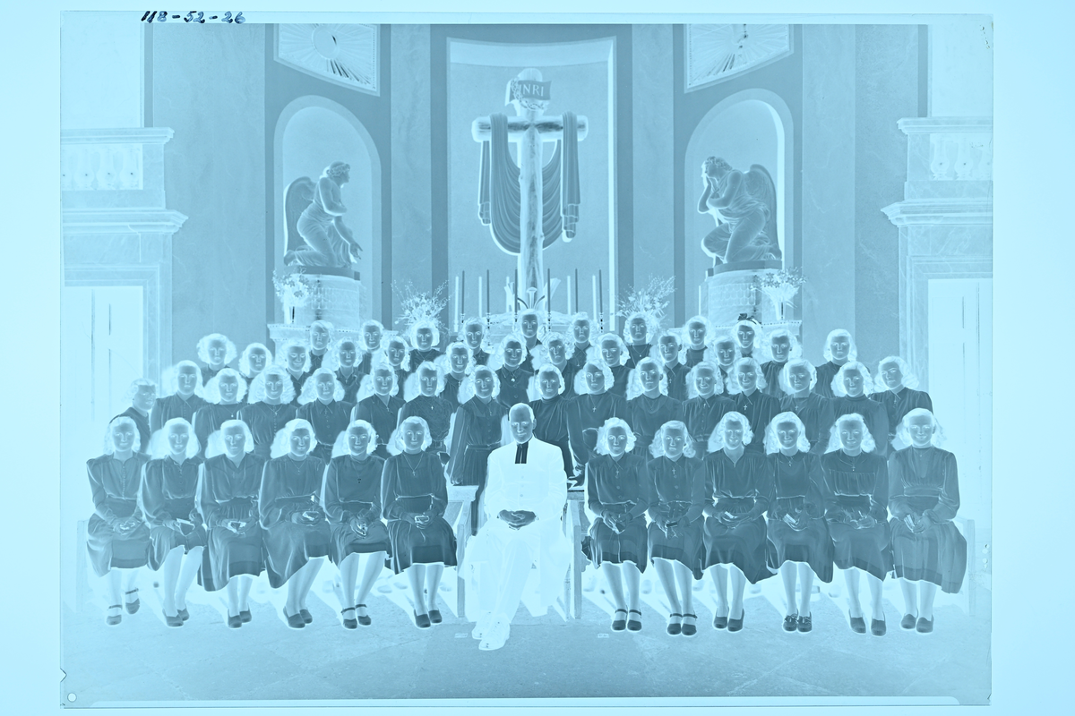 Flickskolans konfirmander i Domkyrkan.