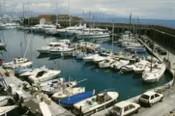 Hamna med molo og båter. Antibes, Frankrike.