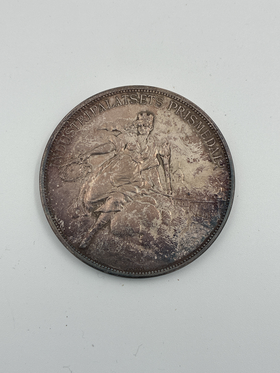 Industripalatsets silvermedalj tilldelad Claes Adelsköld. Industripalatset, Stockholm, var en utställningslokal för nya uppfinningar och ny design med mera.