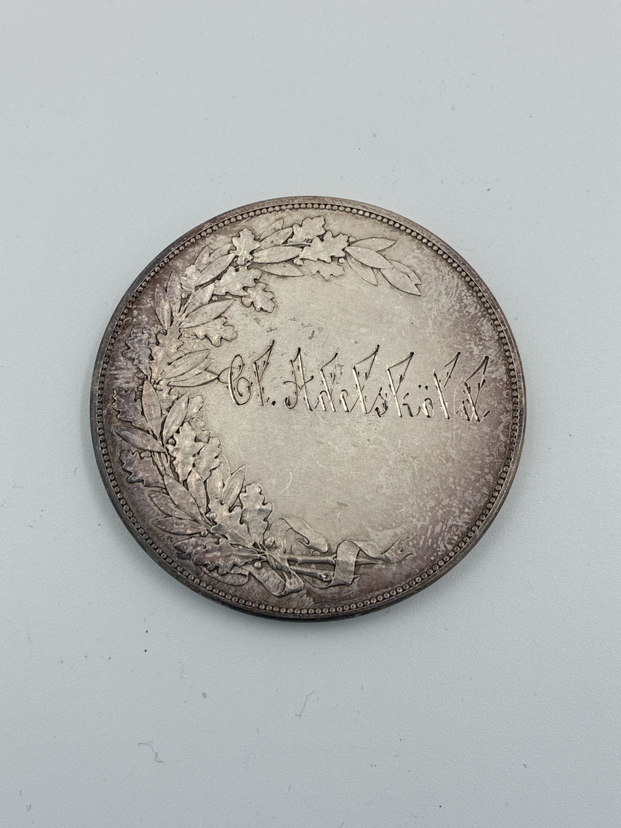 Industripalatsets silvermedalj tilldelad Claes Adelsköld. Industripalatset, Stockholm, var en utställningslokal för nya uppfinningar och ny design med mera.