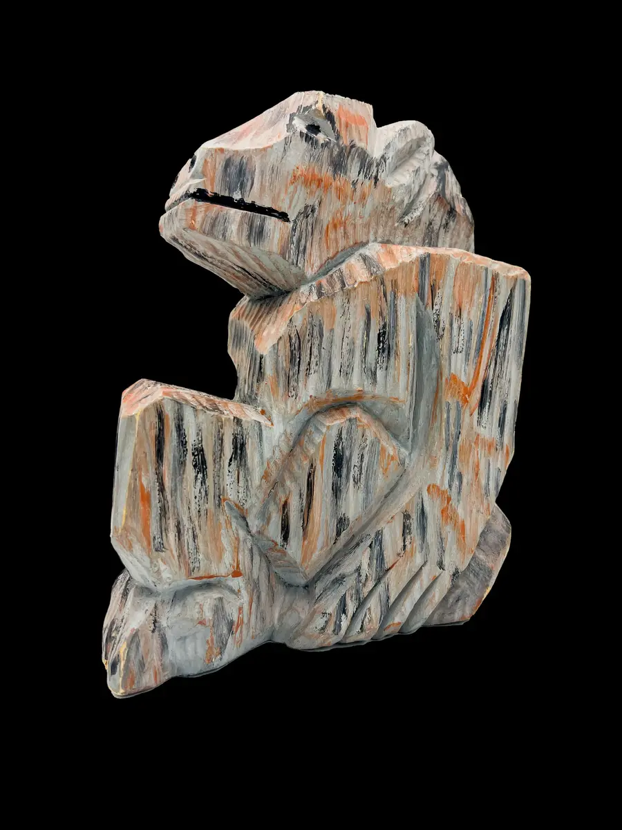 Ihopkrupen figur i randigt med orangea och svarta inslag.