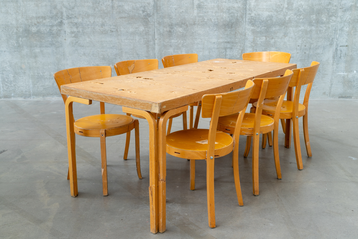 Anna Odells tid på Enskede skola präglades av mobbning. Är det möjligt att läka samman något som gått sönder? I "Haverikommission" återvänder hon till skolan och framfören monolog riktad till sina klasskamrater. Verket vidareutvecklades sedan till den uppmärksammade långfilmen "Återträffen".