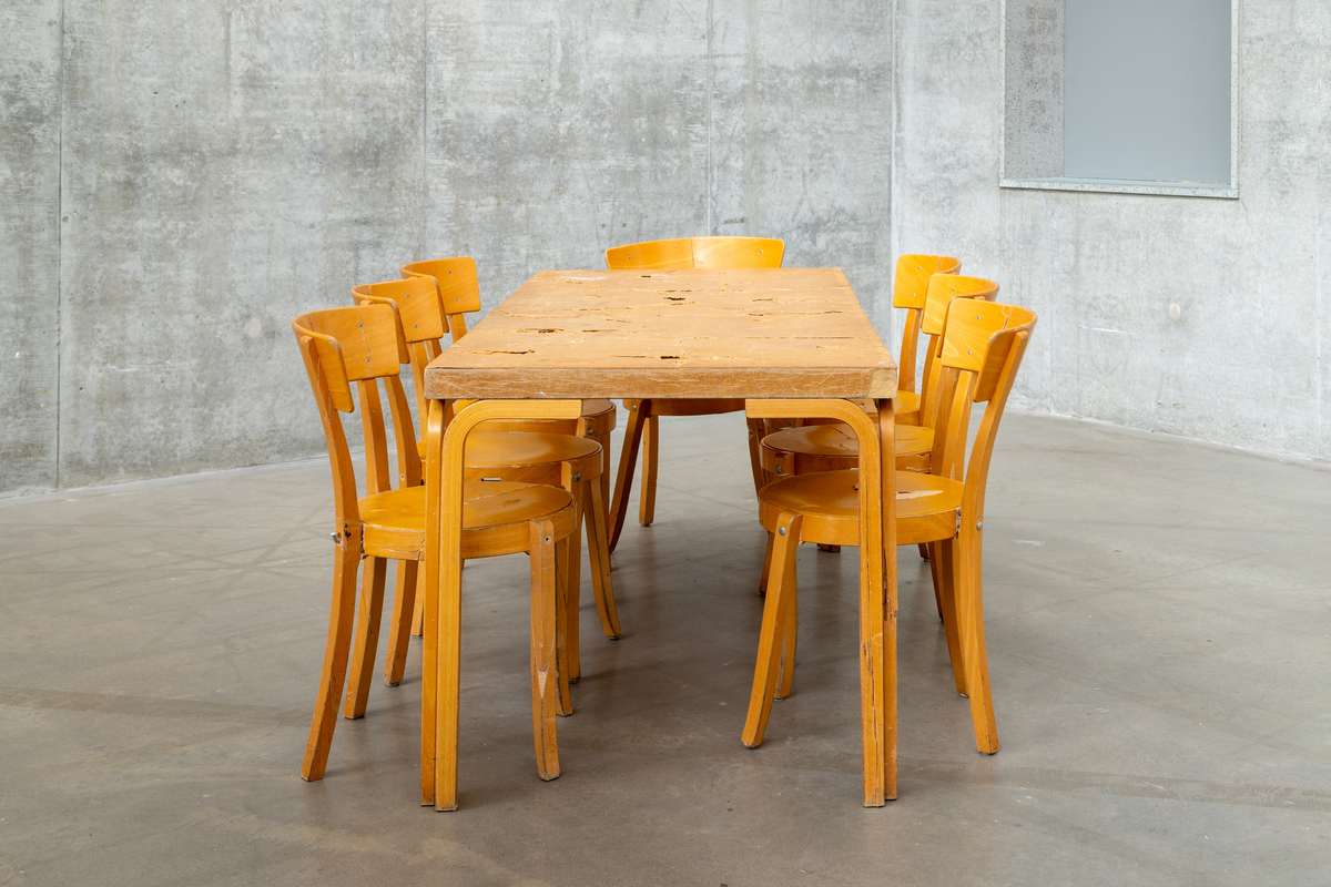 Anna Odells tid på Enskede skola präglades av mobbning. Är det möjligt att läka samman något som gått sönder? I "Haverikommission" återvänder hon till skolan och framfören monolog riktad till sina klasskamrater. Verket vidareutvecklades sedan till den uppmärksammade långfilmen "Återträffen".