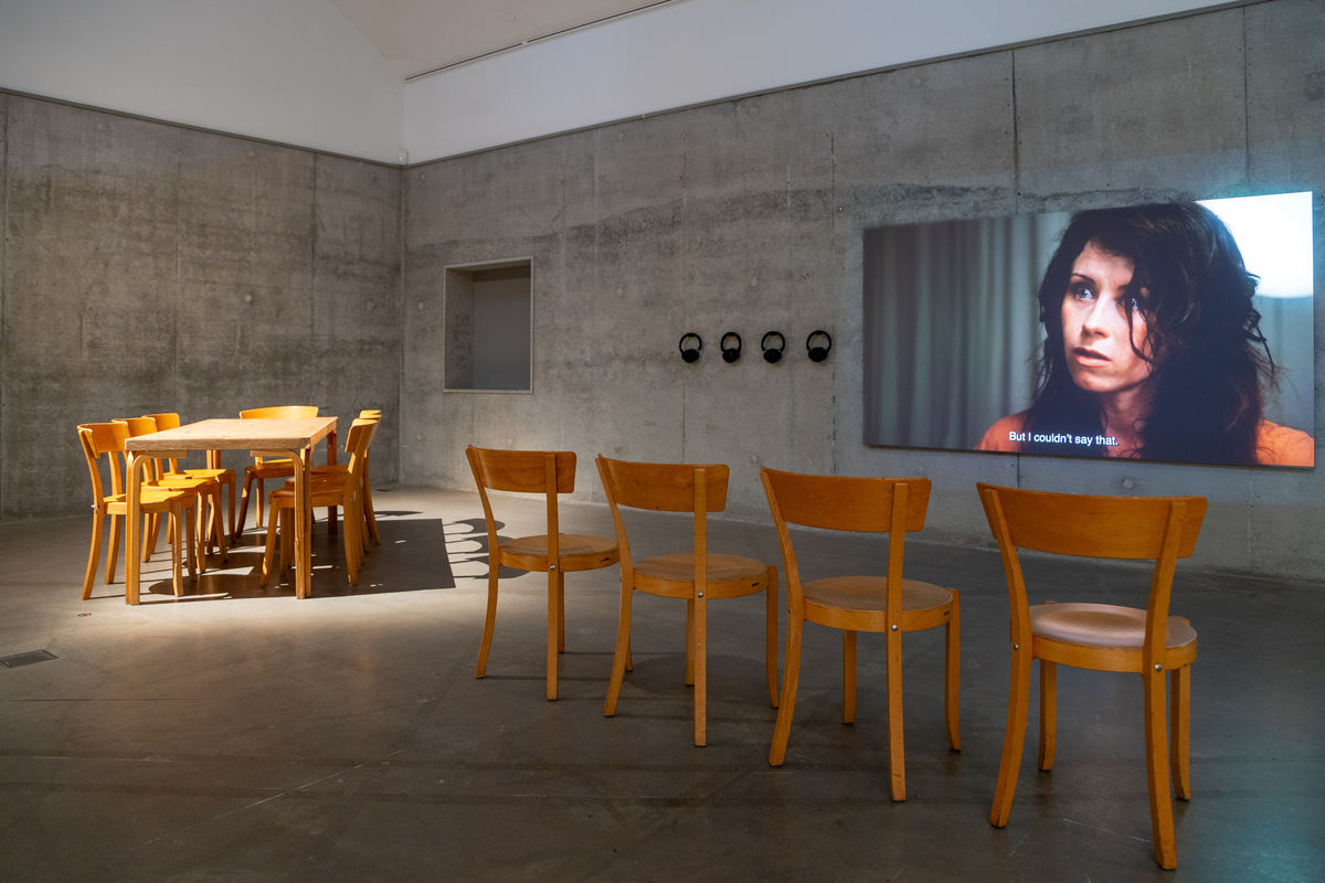 Anna Odells tid på Enskede skola präglades av mobbning. Är det möjligt att läka samman något som gått sönder? I "Haverikommission" återvänder hon till skolan och framfören monolog riktad till sina klasskamrater. Verket vidareutvecklades sedan till den uppmärksammade långfilmen "Återträffen".