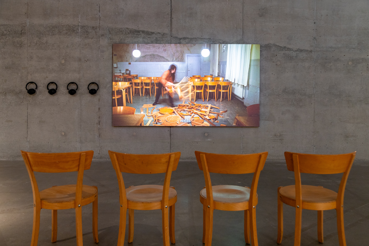 Anna Odells tid på Enskede skola präglades av mobbning. Är det möjligt att läka samman något som gått sönder? I "Haverikommission" återvänder hon till skolan och framfören monolog riktad till sina klasskamrater. Verket vidareutvecklades sedan till den uppmärksammade långfilmen "Återträffen".