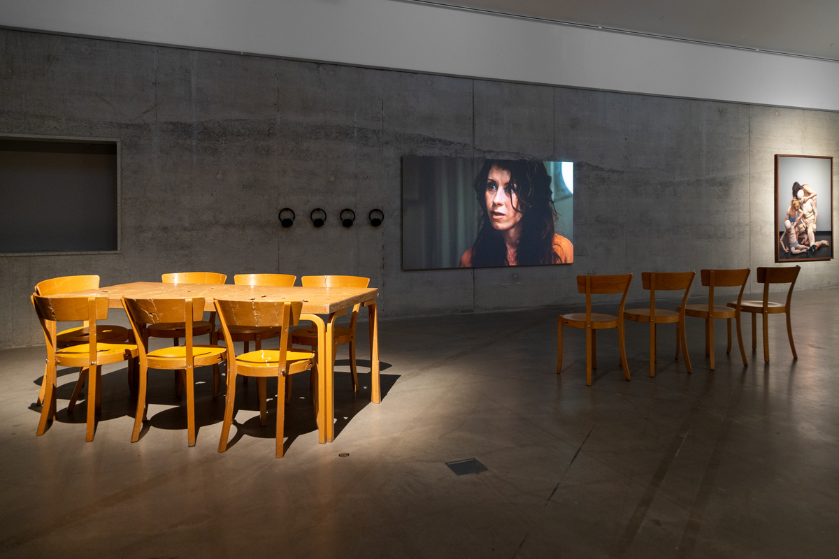 Anna Odells tid på Enskede skola präglades av mobbning. Är det möjligt att läka samman något som gått sönder? I "Haverikommission" återvänder hon till skolan och framfören monolog riktad till sina klasskamrater. Verket vidareutvecklades sedan till den uppmärksammade långfilmen "Återträffen".