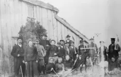 Gruppe med 21 mennesker – 14 menn og sju kvinner – samlet fo