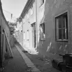 Inpå den trånga gården till Nygatan 50 i Linköping. Foto rivningsåret 1961.