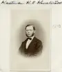 Ett enkelt, vinjetterat porträtt av Carl Wilhelm Kastman som här dateras till tiden omkring 1875. Född i Västerlösa avlade han år 1858 examen vid Uppsala universitet. Därefter följde en karriär inom läraryrket vid läroanstalter i Eksjö, Norrköping, Linköping och Karlstad. Från 1882 kansliråd och byråchef vid ecklesiastikdepartementet i Stockholm. Gift med Alida Margareta Lindegren.