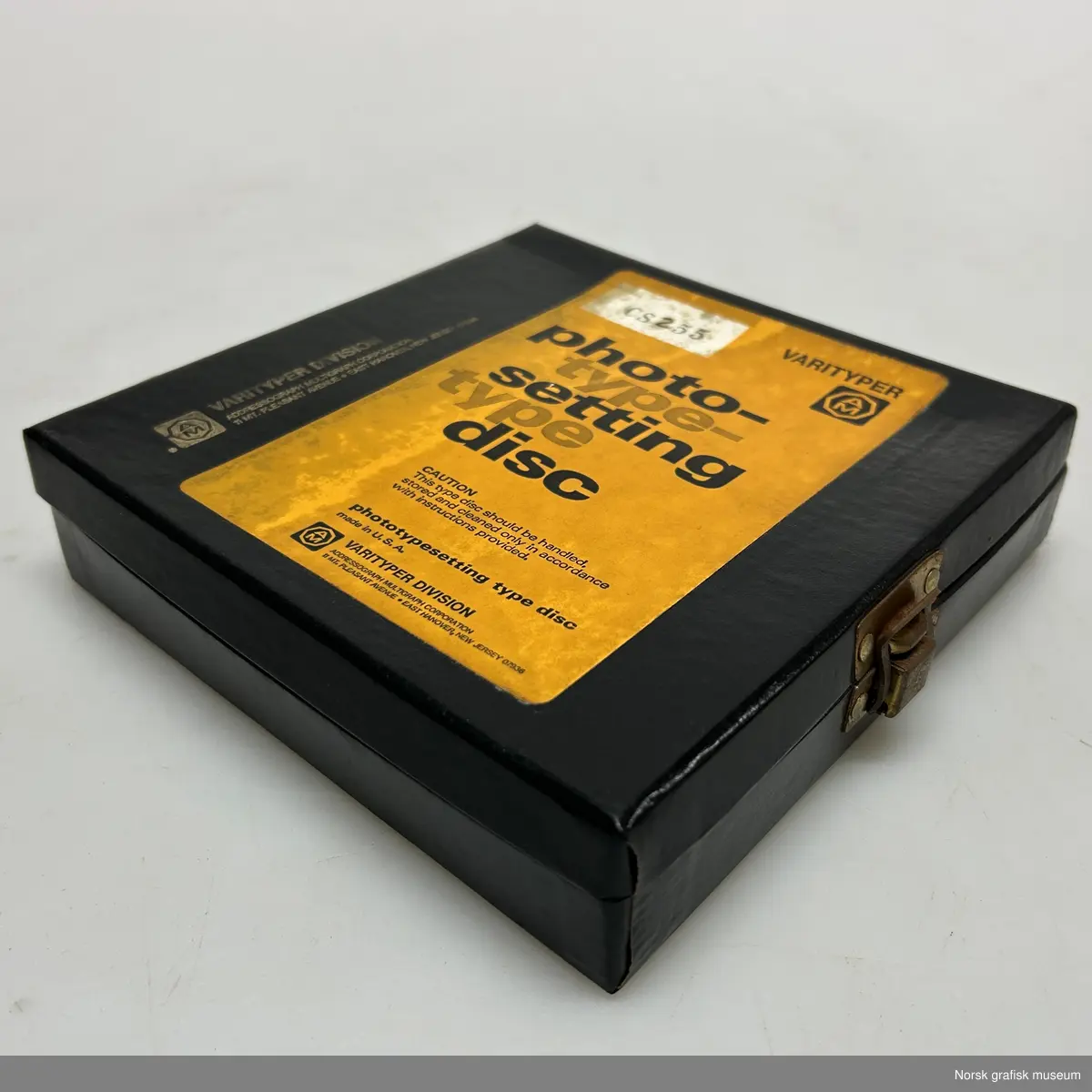 Fonter: Megaron Extra Bold, Megaron Extra Bold Cond., Megaron Light, Megaron Light Italic