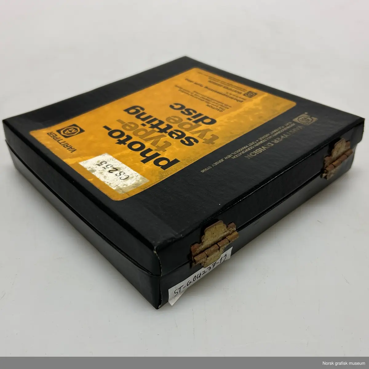 Fonter: Megaron Extra Bold, Megaron Extra Bold Cond., Megaron Light, Megaron Light Italic