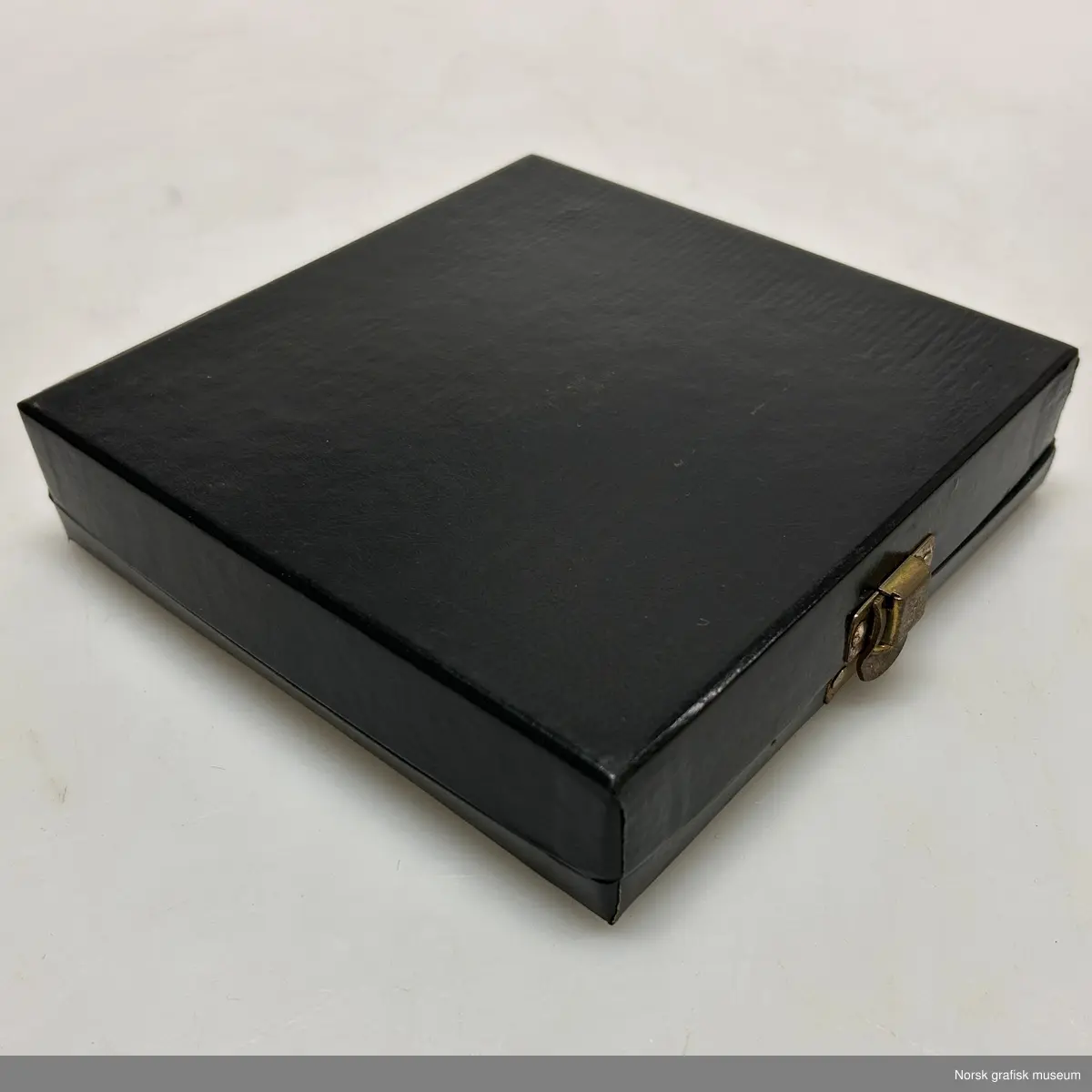 Fonter: Megaron Extra Bold, Megaron Extra Bold Cond., Megaron Light, Megaron Light Italic